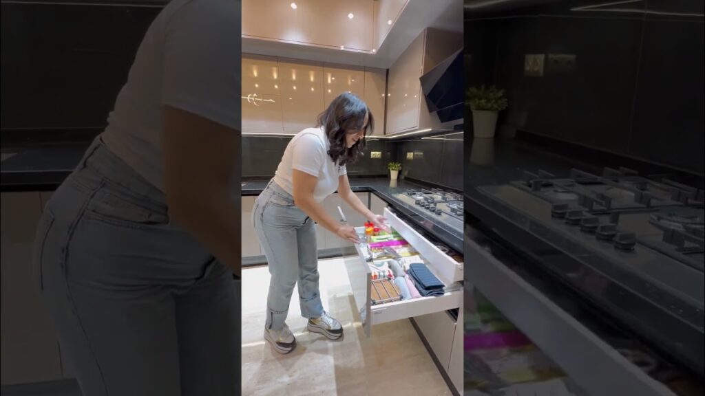 Cuisine moderne en MDF haute brillance : les secrets d’Alvic pour un intérieur élégant et fonctionnel